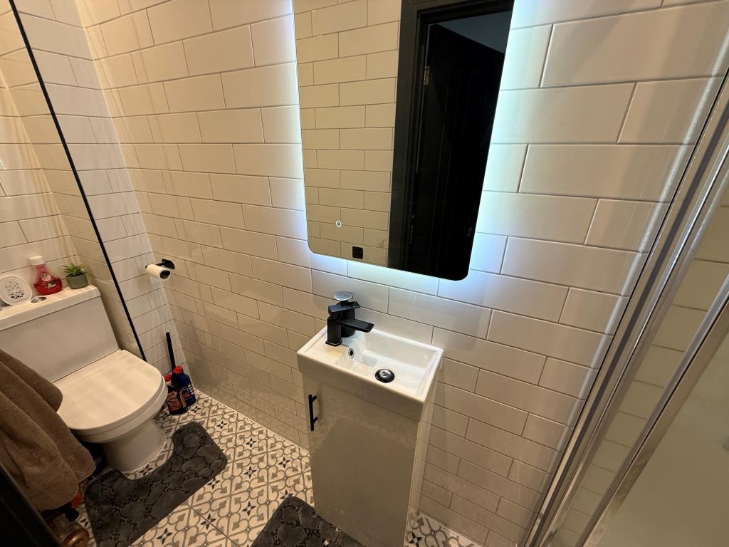 Lot: 140 - WELL PRESENTED RESIDENTIAL INVESTMENT - En suite one